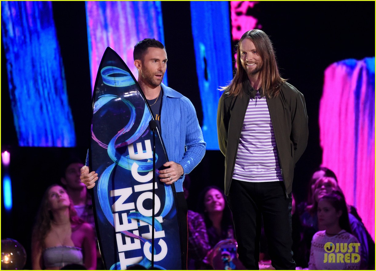 Adam Levine & Maroon 5 Accept Decade Award at 2017 Teen Choice Awards