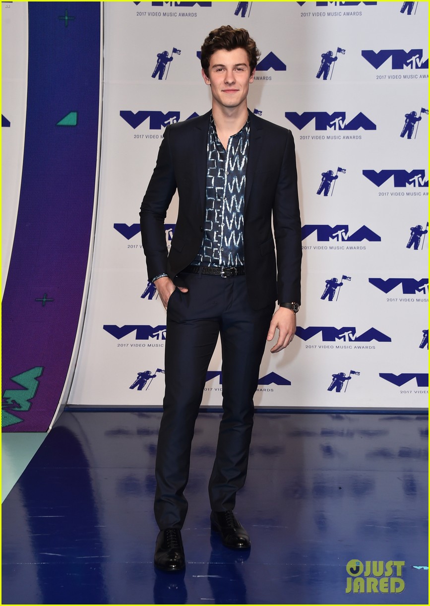 shawn mendes suits up for the 2017 mtv vmas 063946554