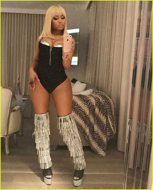 nicki minaj flaunts her booty in hot mirror selfie 02