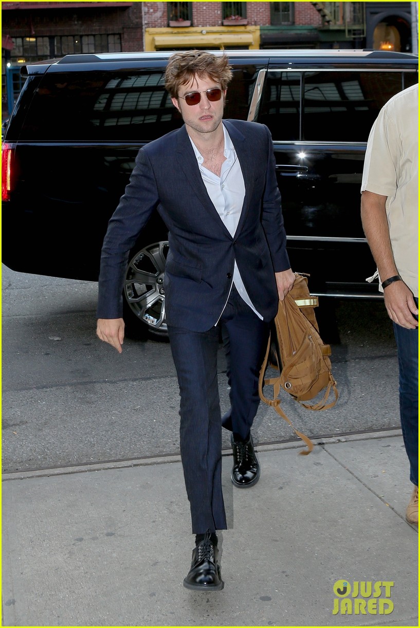 robert pattinson suits up in nyc 083940366