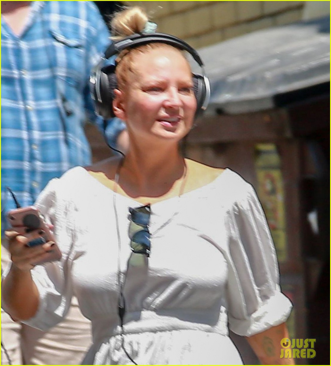 sia doesnt hide her face while directing kate hudson on set 08