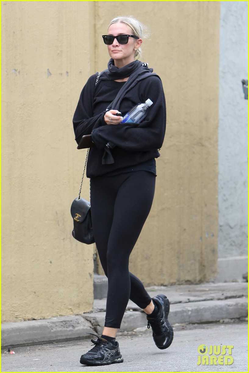 ashlee simpson works up a sweat at the gym 013937529