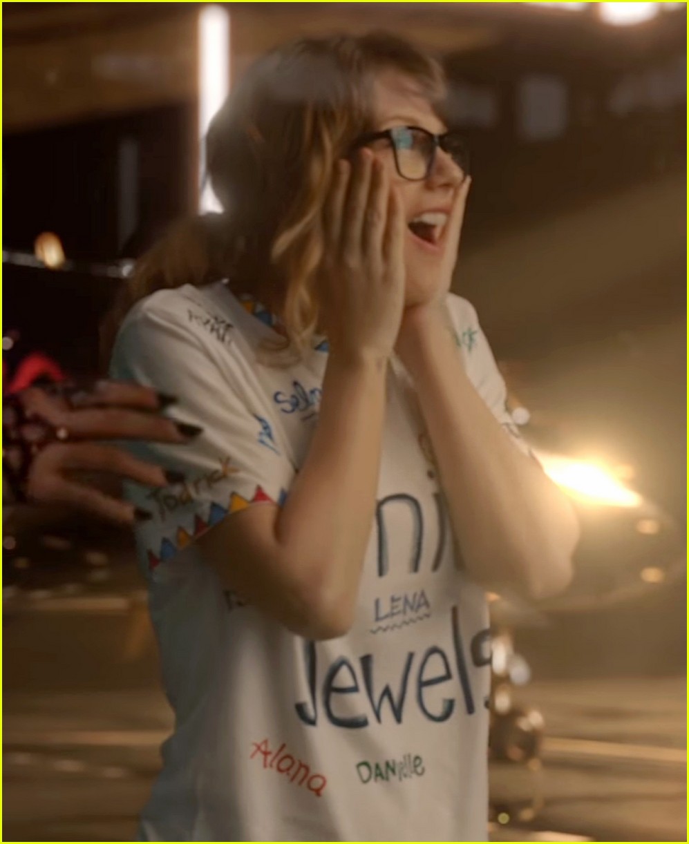 taylor swifts squad gets a subtle shout out in look video 043947111