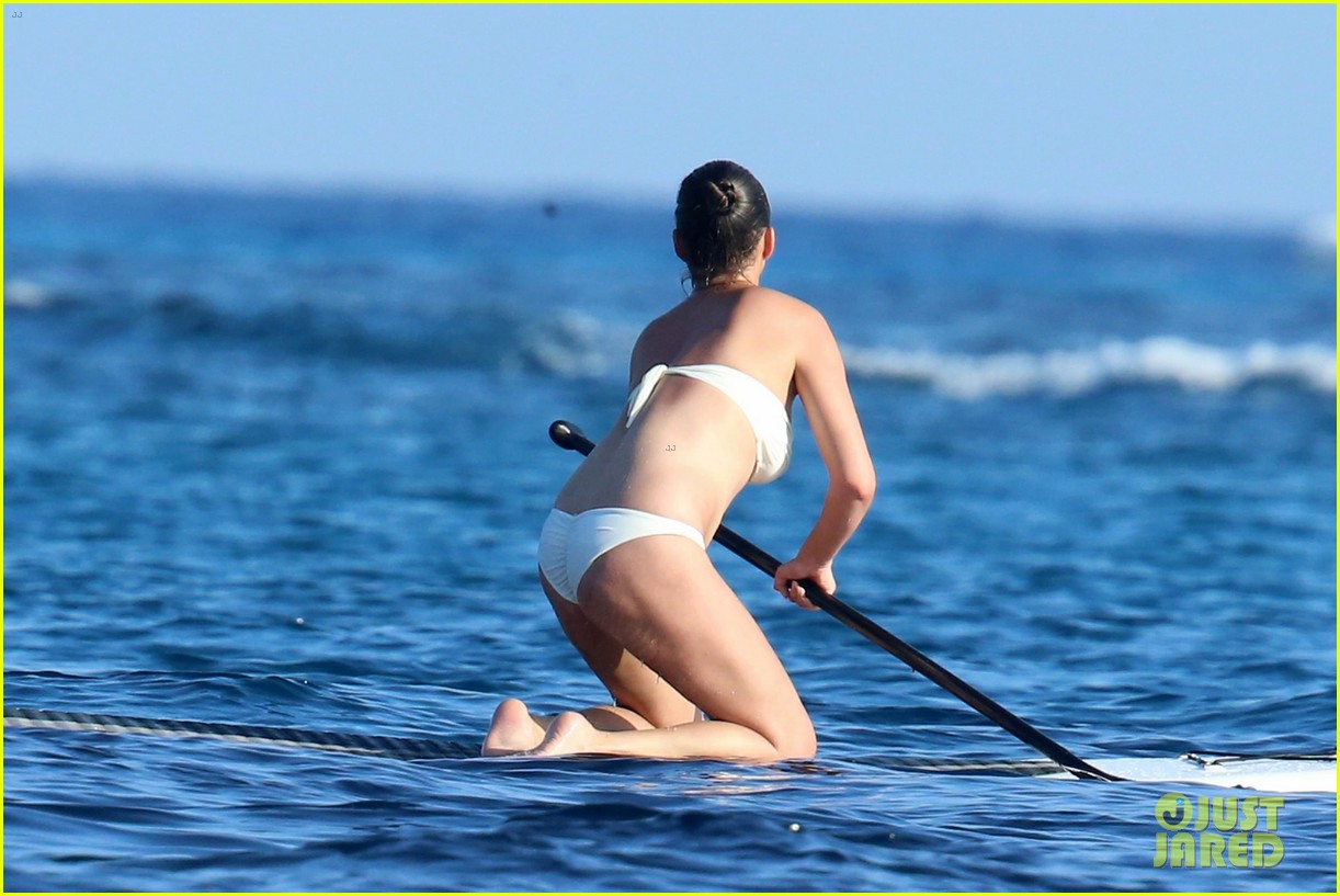 Chrissy Teigen Body Type One Celebrity - Paddleboarding