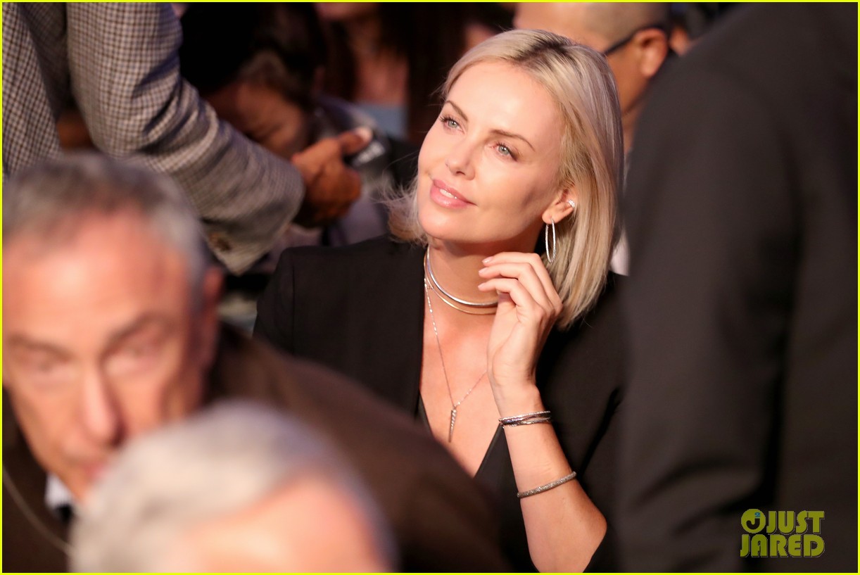 Charlize Theron \u0026 Chris Hemsworth Watch the Big Fight in Vegas: Photo  3946124 | Charlize Theron, Chris Hemsworth Photos | Just Jared:  Entertainment News, image size:1222x817