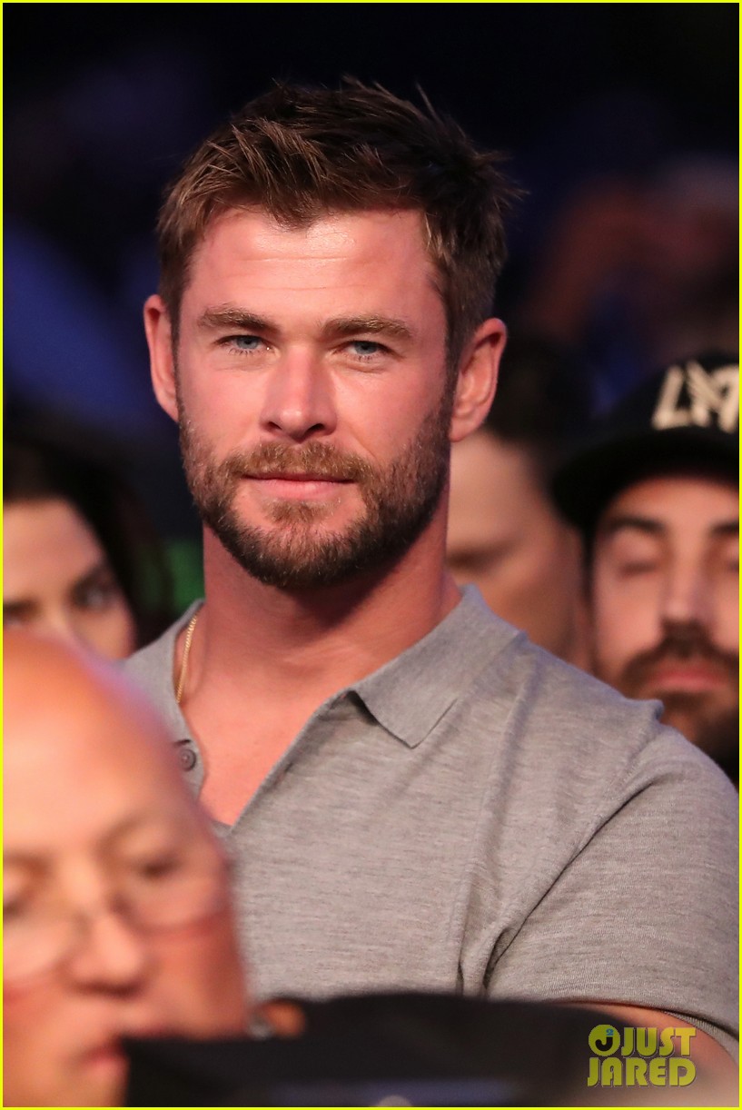 charlize theron chris hemsworth watch the big fight in vegas 073946125
