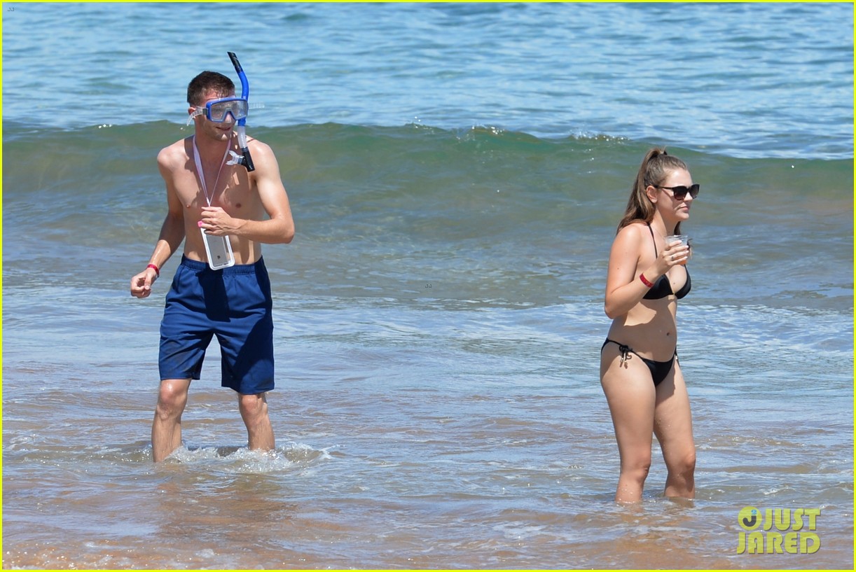 'Tinder Couple' Josh & Michelle Hit the Beach in Hawaii for First Date