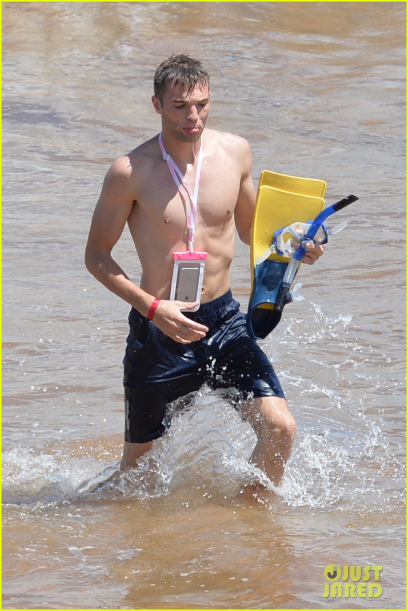 'Tinder Couple' Josh & Michelle Hit the Beach in Hawaii for First Date