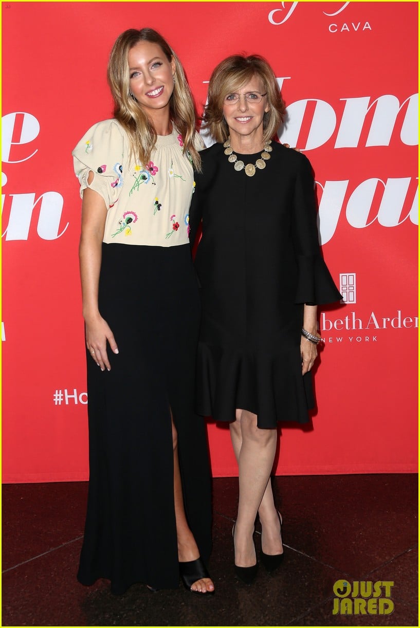 reese witherspoon takes lookalike daughter ava to home again premiere 033947896