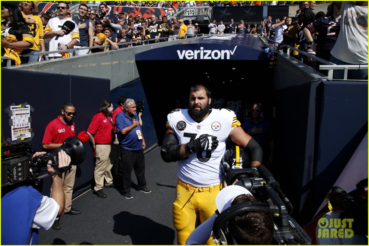 Steelers' Alejandro Villanueva Says He 'Made a Mistake' By Standing