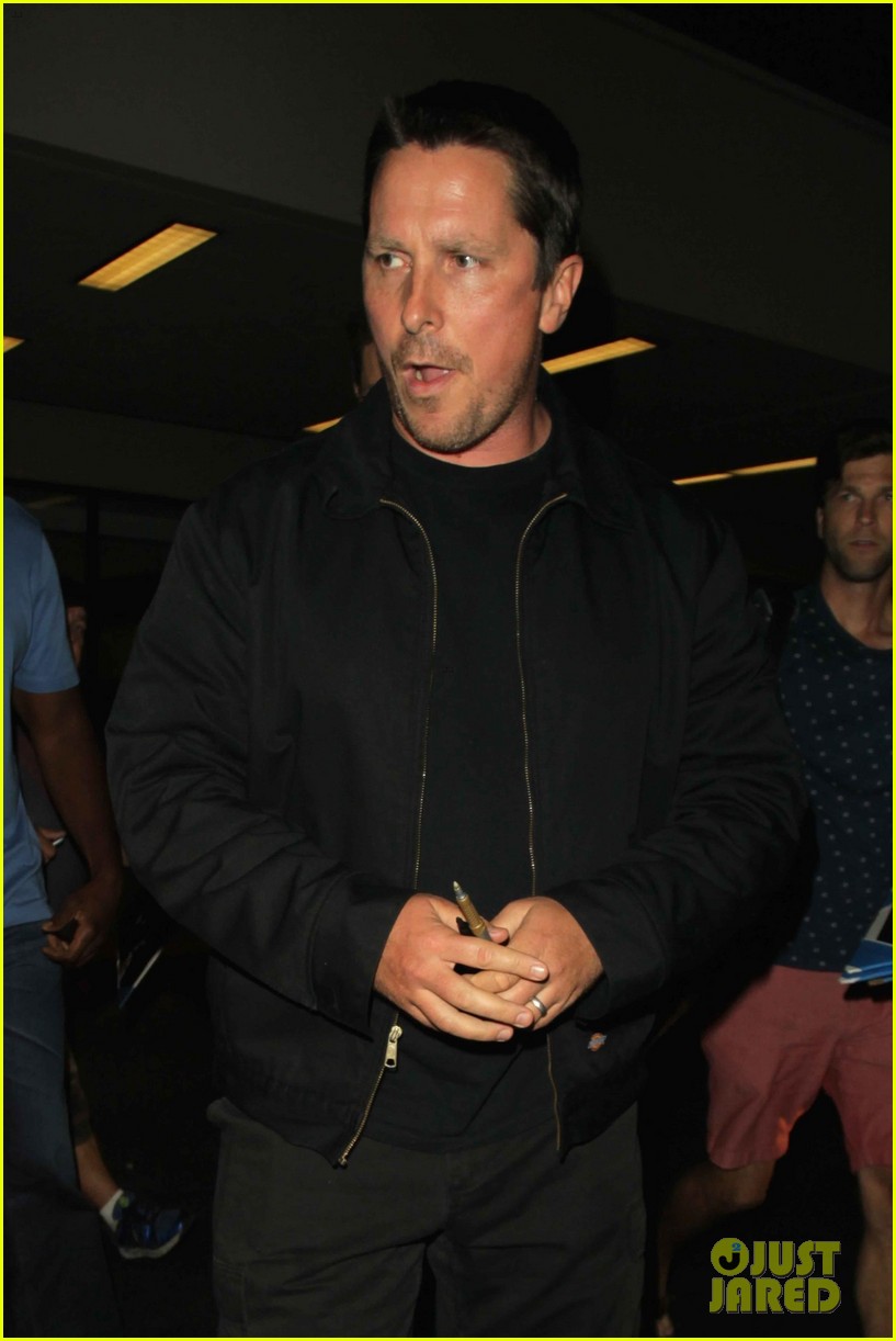 christian bale shows off his filler figure at lax 093956768