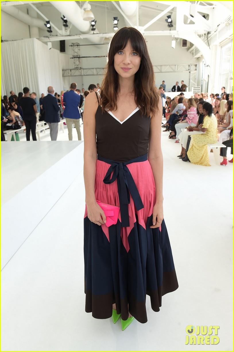 caitriona balfe sits front row at delpozo nyfw show 023956691
