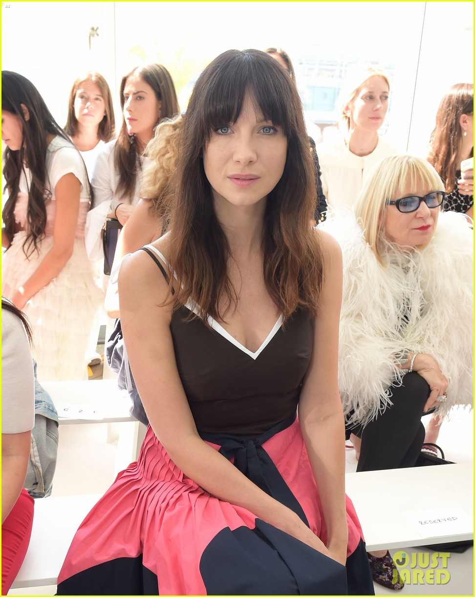 caitriona balfe sits front row at delpozo nyfw show 033956692