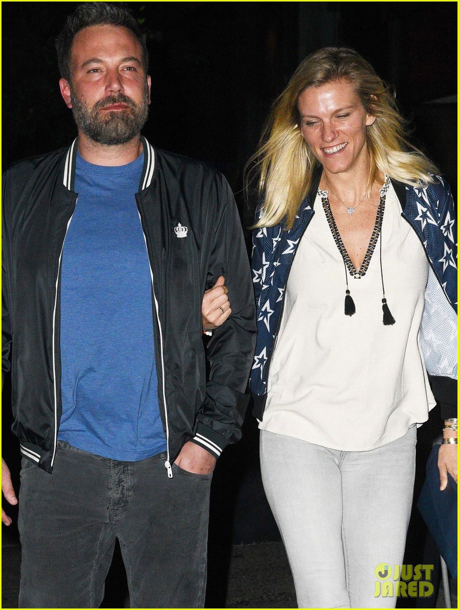 Ben Affleck & Lindsay Shookus Enjoy a Dinner Date in NYC! Photo