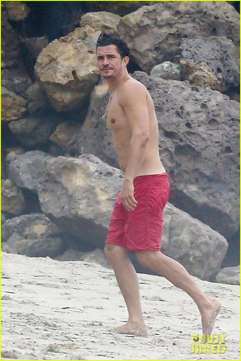 orlando bloom goes shirtless in malibu for labor day weekend 103950531