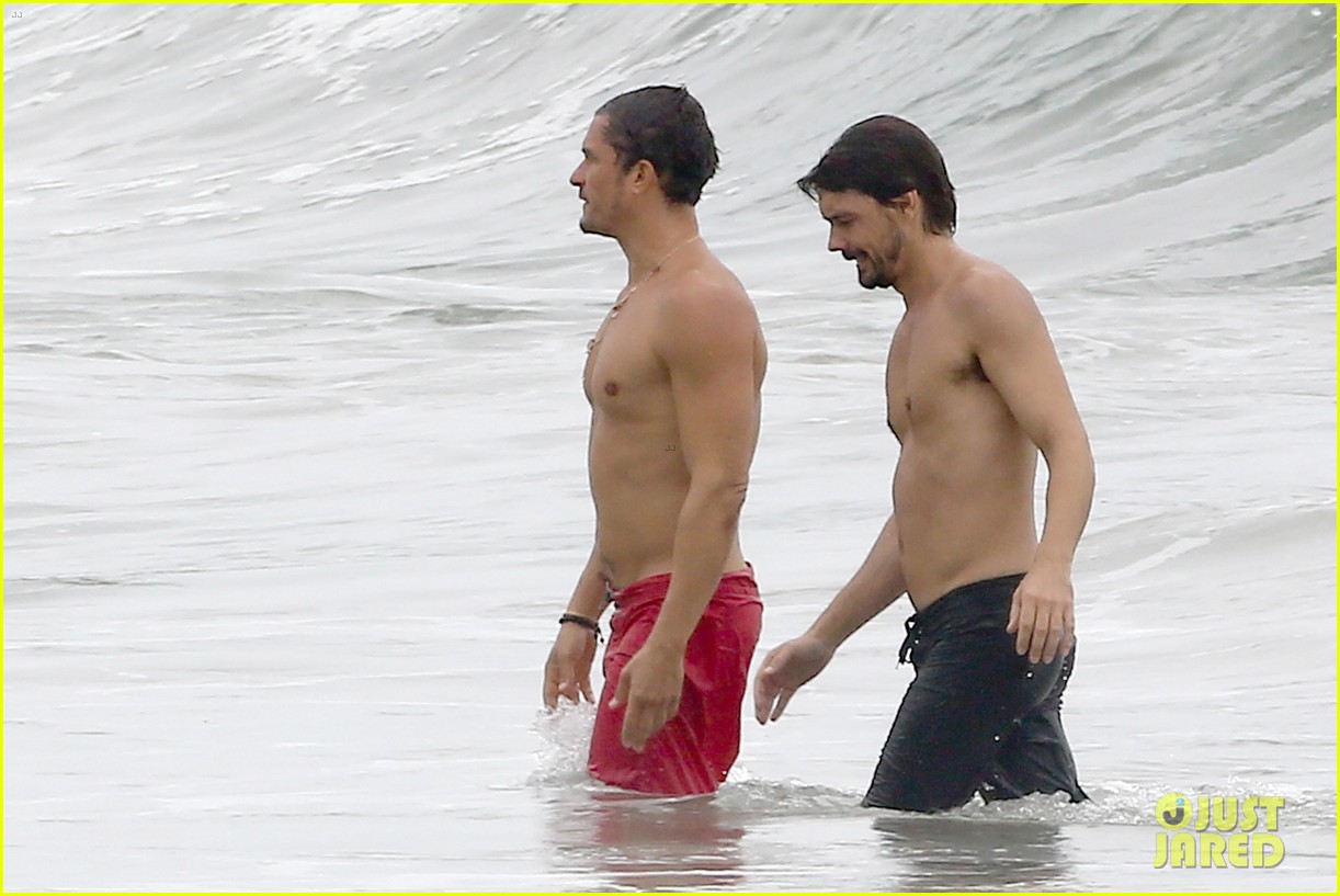 orlando bloom goes shirtless in malibu for labor day weekend 153950536