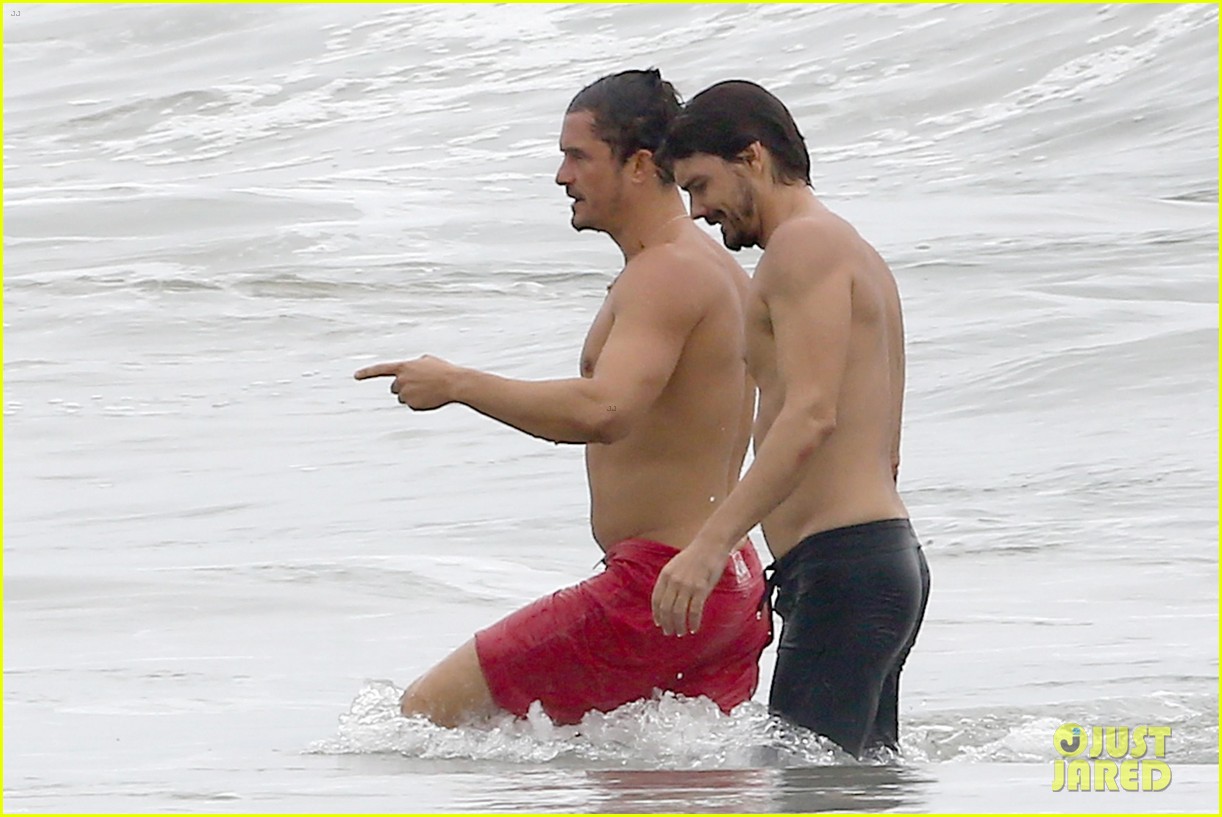 orlando bloom goes shirtless in malibu for labor day weekend 163950537