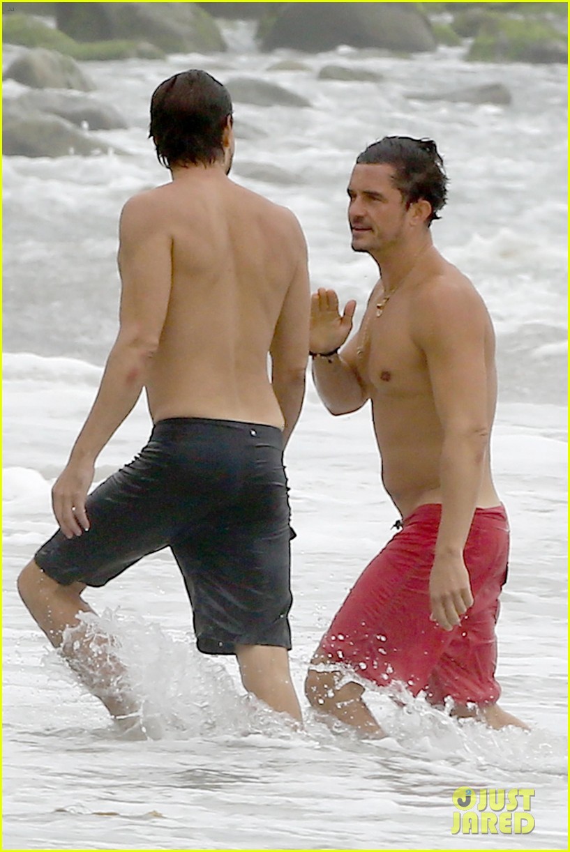 orlando bloom goes shirtless in malibu for labor day weekend 183950539