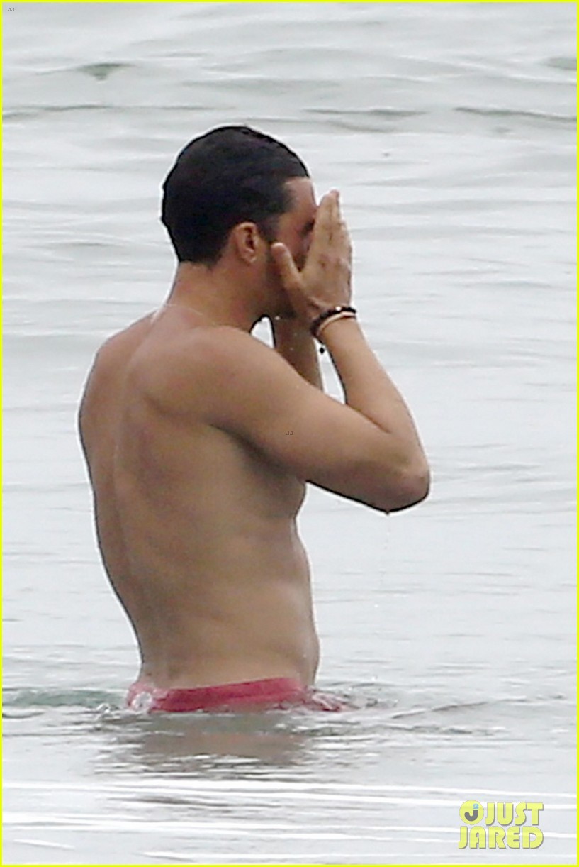 orlando bloom goes shirtless in malibu for labor day weekend 223950543