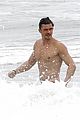 orlando bloom goes shirtless in malibu for labor day weekend 02