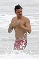 orlando bloom goes shirtless in malibu for labor day weekend 06
