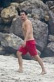 orlando bloom goes shirtless in malibu for labor day weekend 07