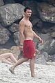 orlando bloom goes shirtless in malibu for labor day weekend 08