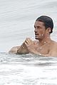 orlando bloom goes shirtless in malibu for labor day weekend 09