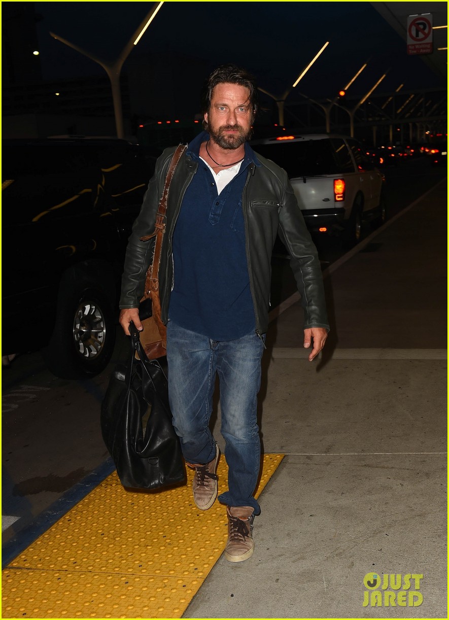 gerard butler catches flight from los angeles to london 053954873
