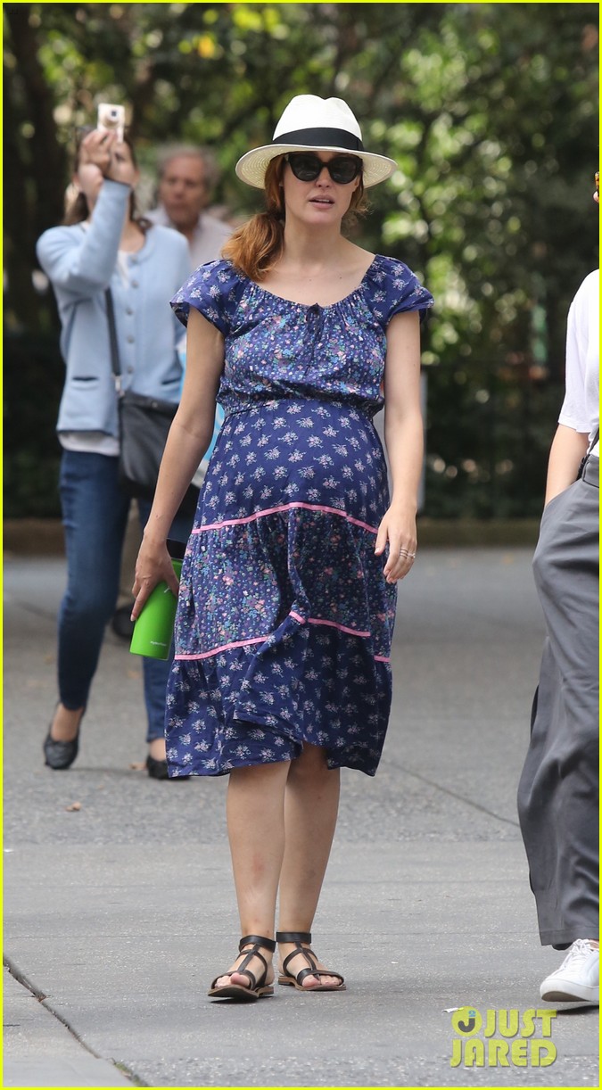 rose byrne shows off her major baby bump in nyc 053959845