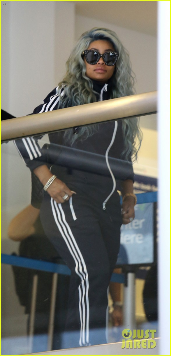 blac chyna rocks blue hair for her flight out of town 013949746