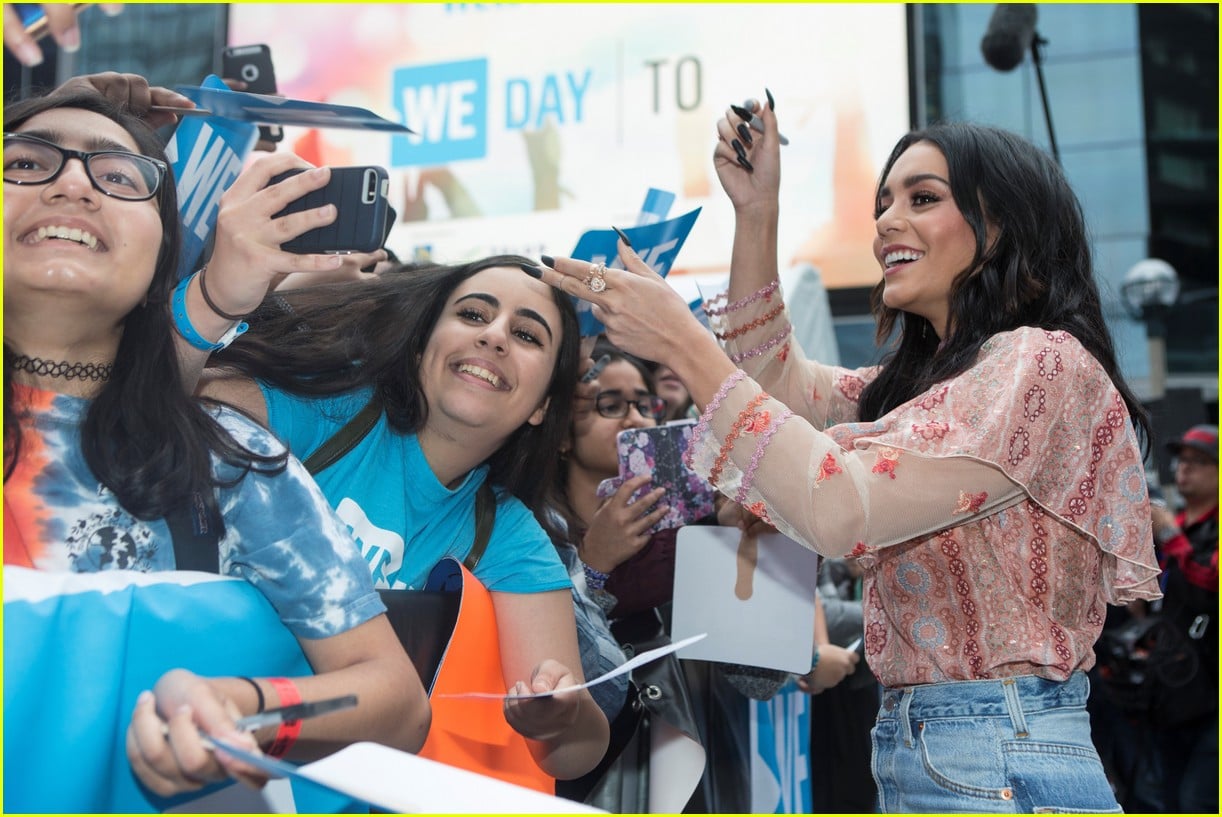 kelly clarkson and vanessa hudgens inspire youth at we day 03