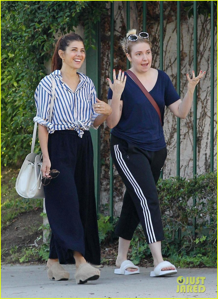 heres lena dunhams proof that marisa tomei talks to her 013963661