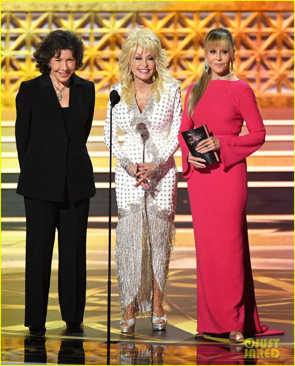 9 to 5's Dolly Parton, Jane Fonda, & Lily Tomlin Reunite at Emmys 2017(01)