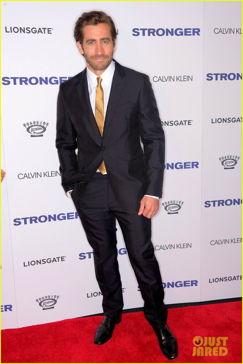 jake gyllenhaal suits up for stronger nyc premiere with tatiana maslany 013957356