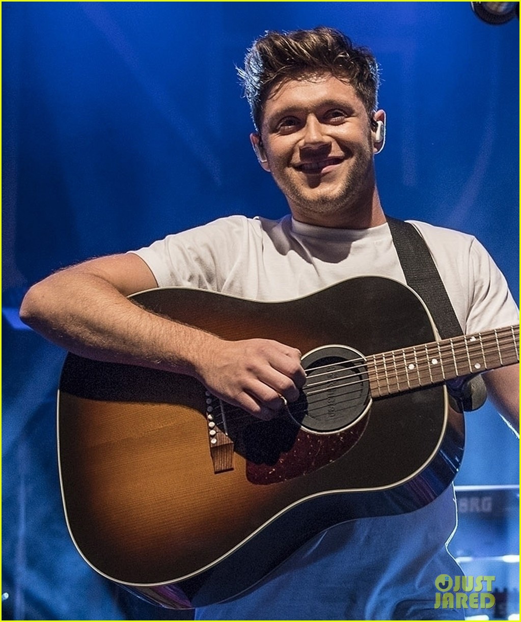 niall horan kicks off flickre sessions tour performs one direction song 013949144