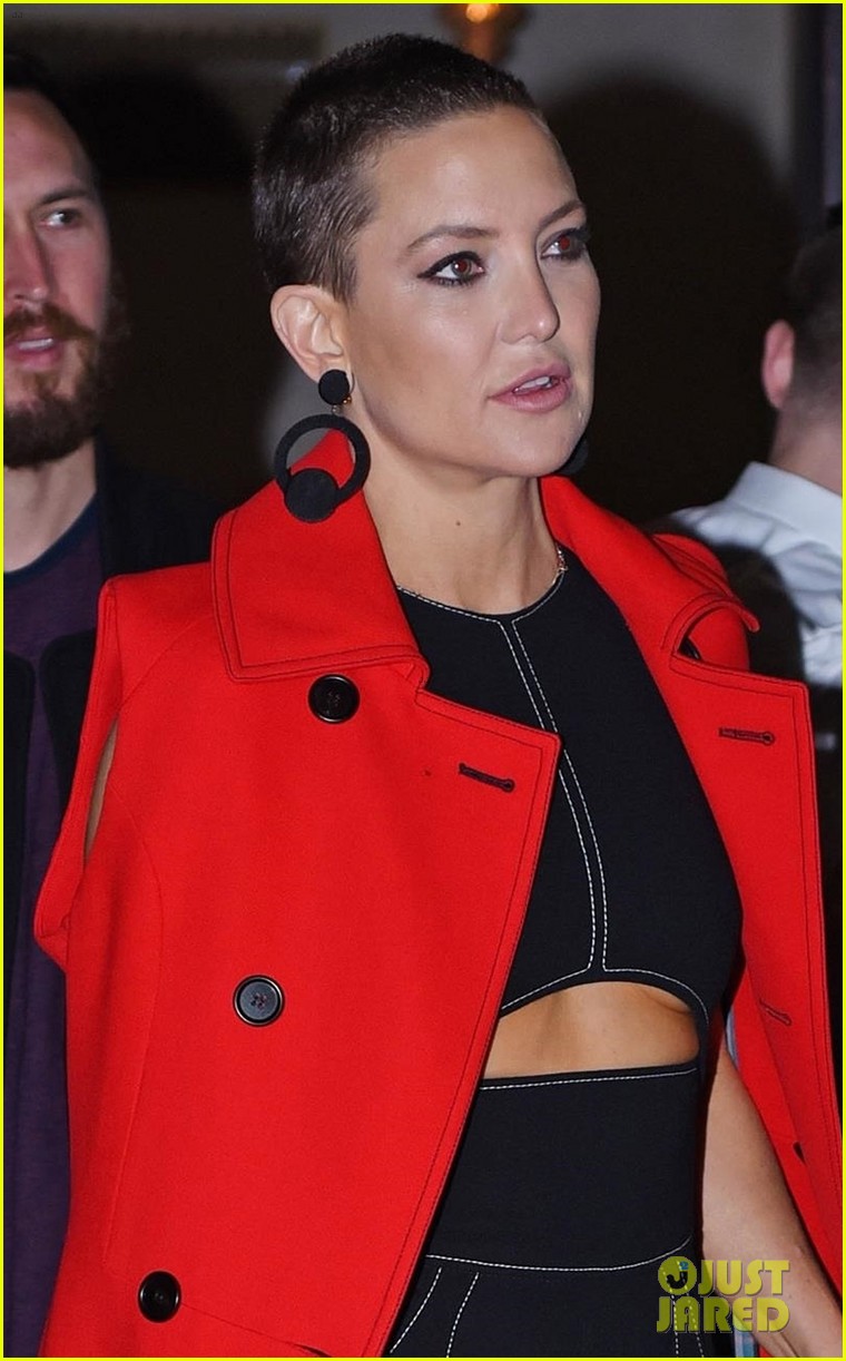 Kate Hudson Shows Off Shaved Head & Underboob at Dinner Photo 3962617