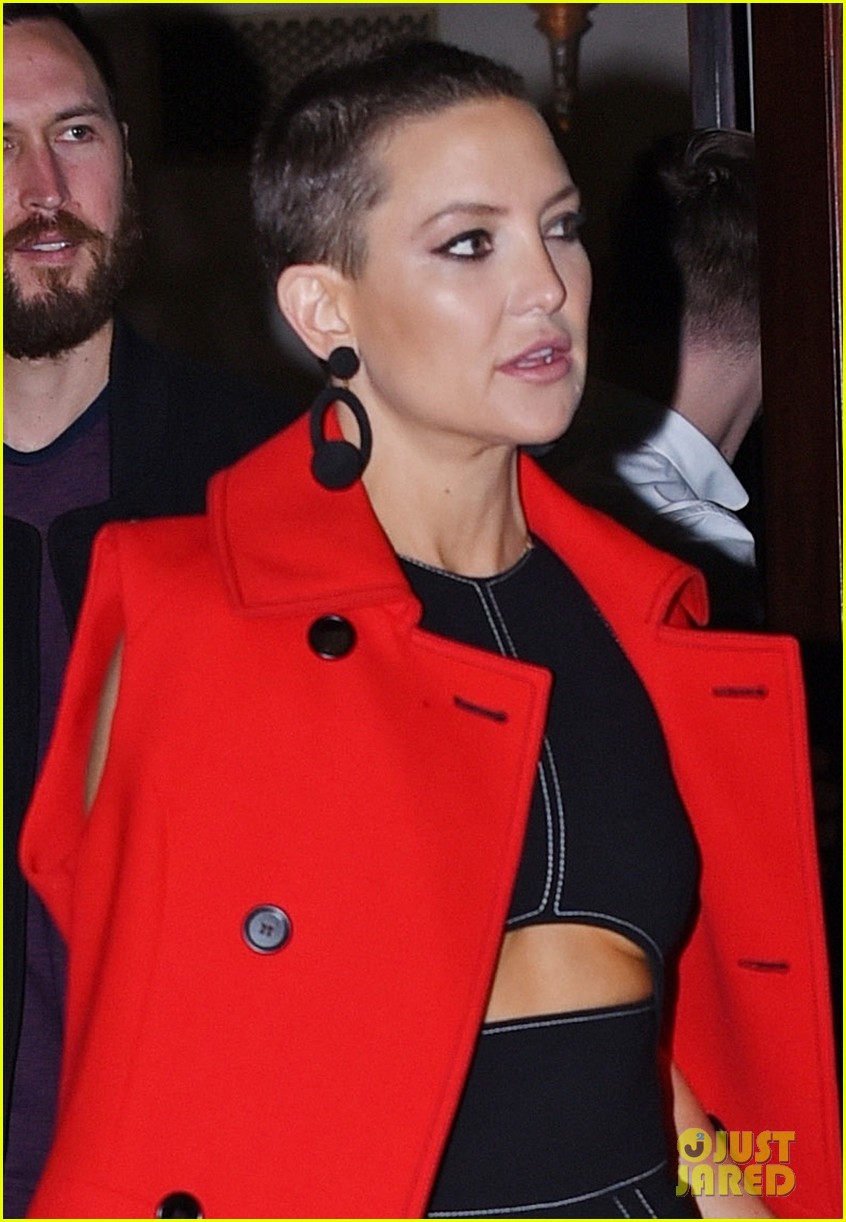 kate hudson shows off shaved head and underboob at dinner 033962619