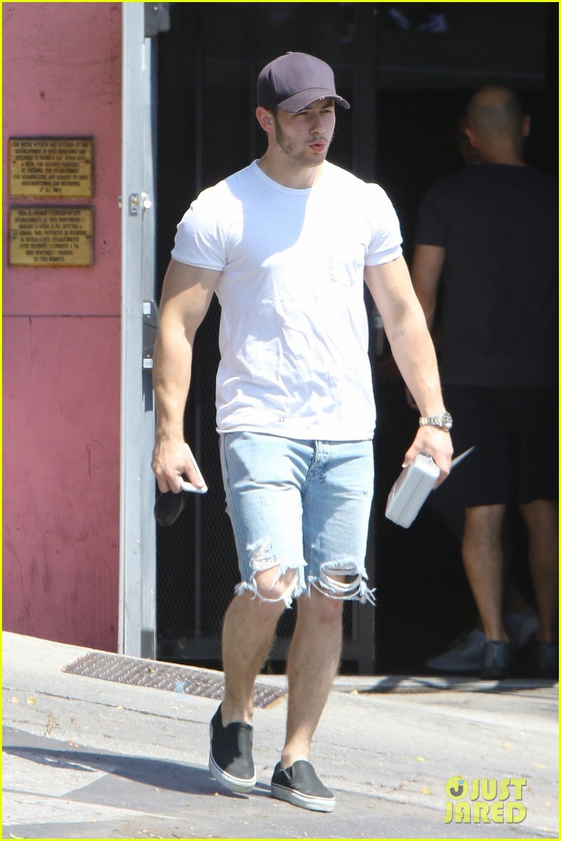 nick jonas shows off his bulging biceps after the gym 023949285