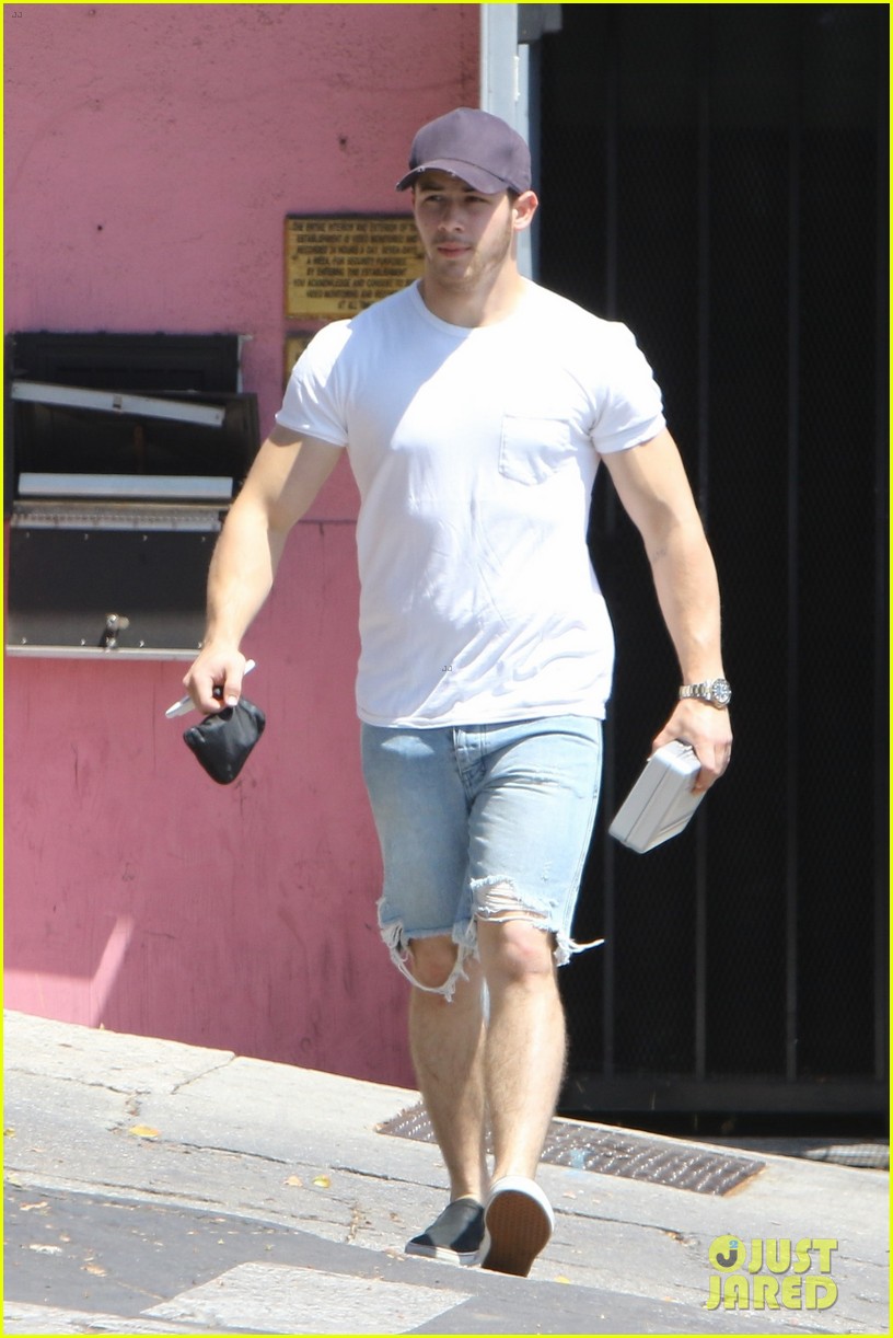 nick jonas shows off his bulging biceps after the gym 043949287