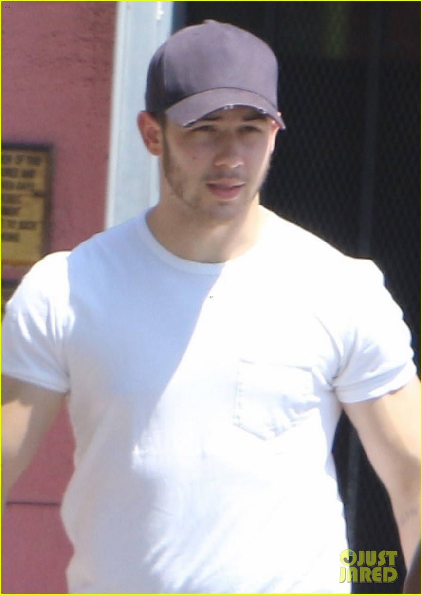 nick jonas shows off his bulging biceps after the gym 053949288