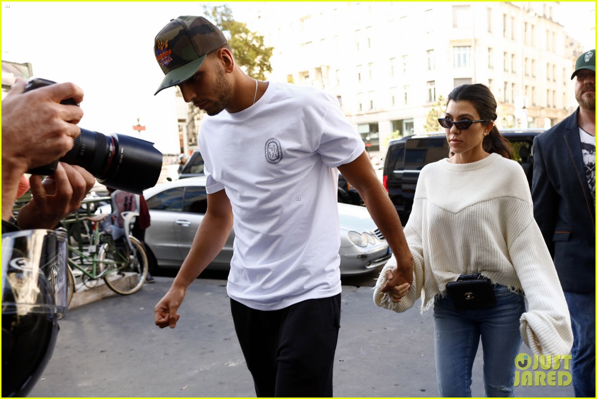 Kourtney Kardashian & Boyfriend Younes Bendjima Hold Hands While(02)