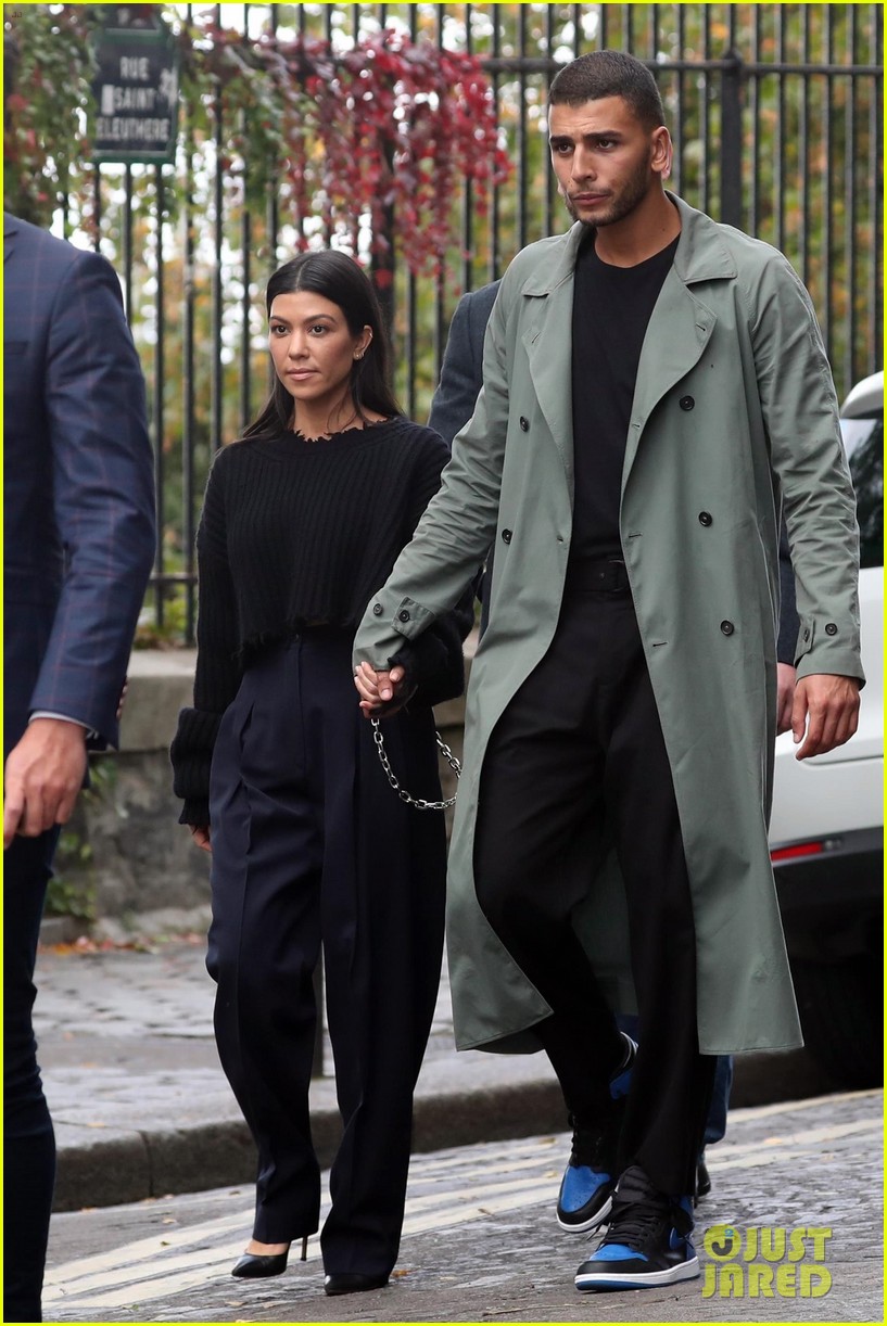 kourtney kardashian younes bendjima hold hands while sightseeing in paris 14