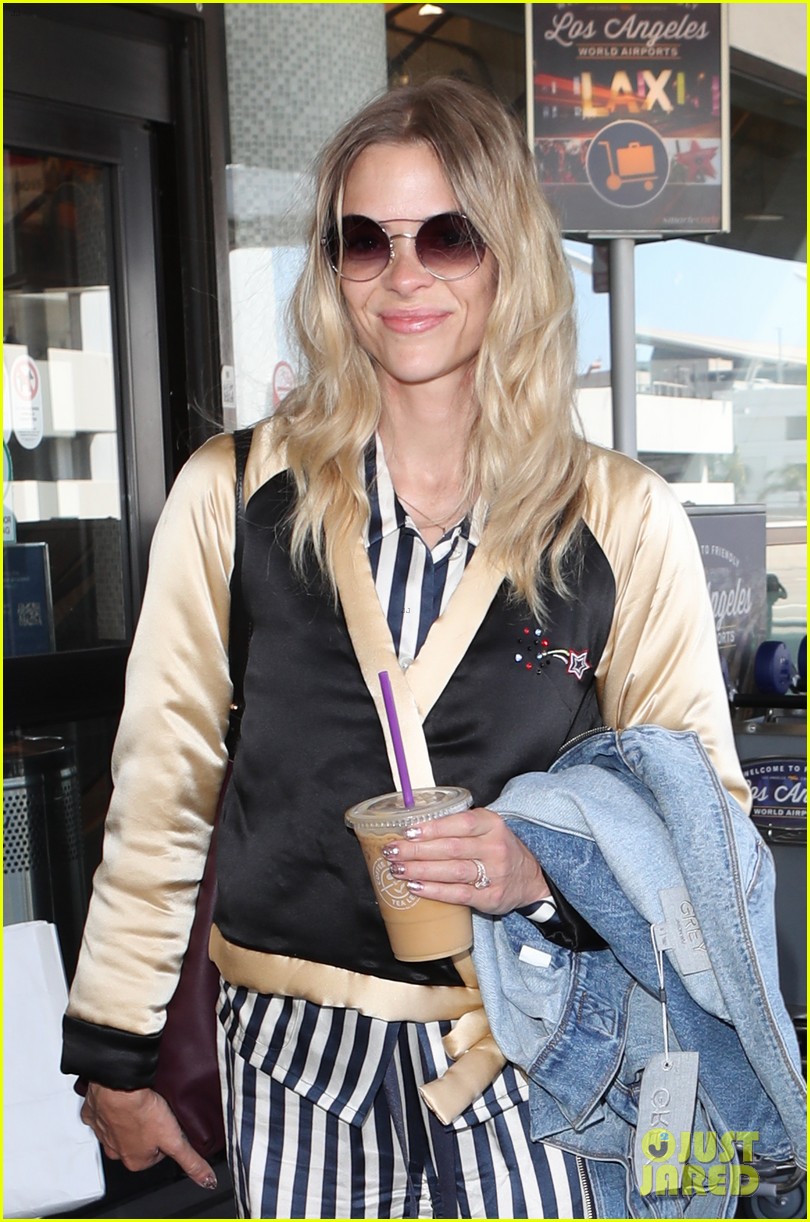 jaime king jets home from nyfw 023956816