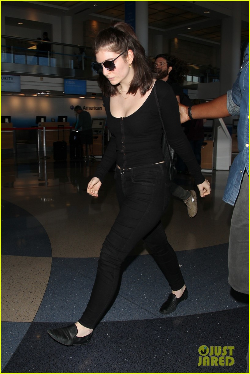 lorde keeps her head low for her flight out of town 073962213