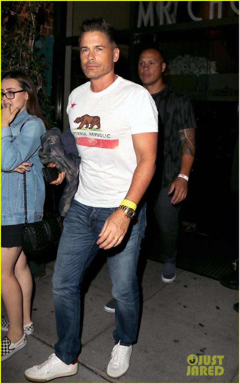 rob lowe shows off his buff biceps at dinner 053954626