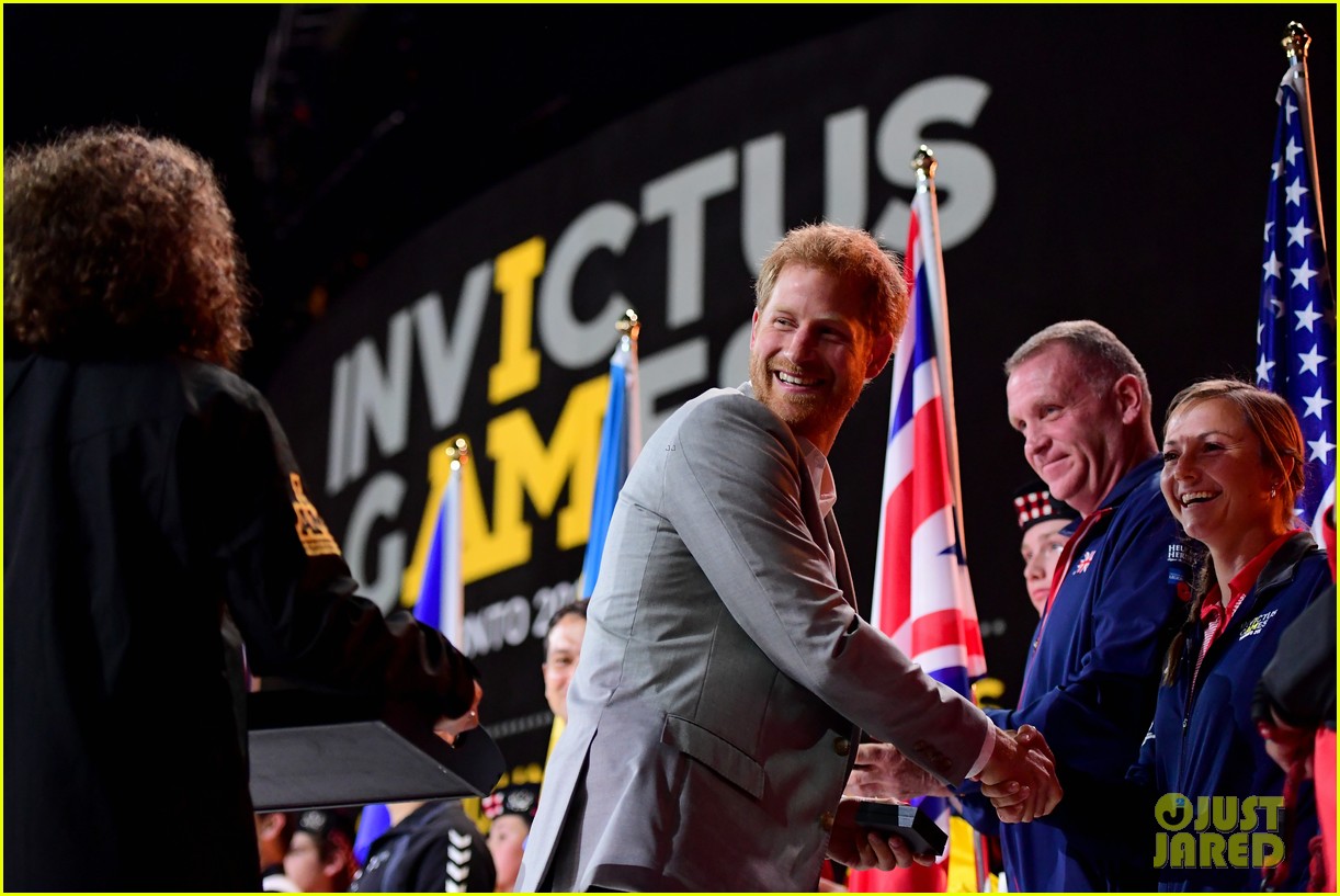 meghan markle cozies up to prince harry at invictus games 113966577