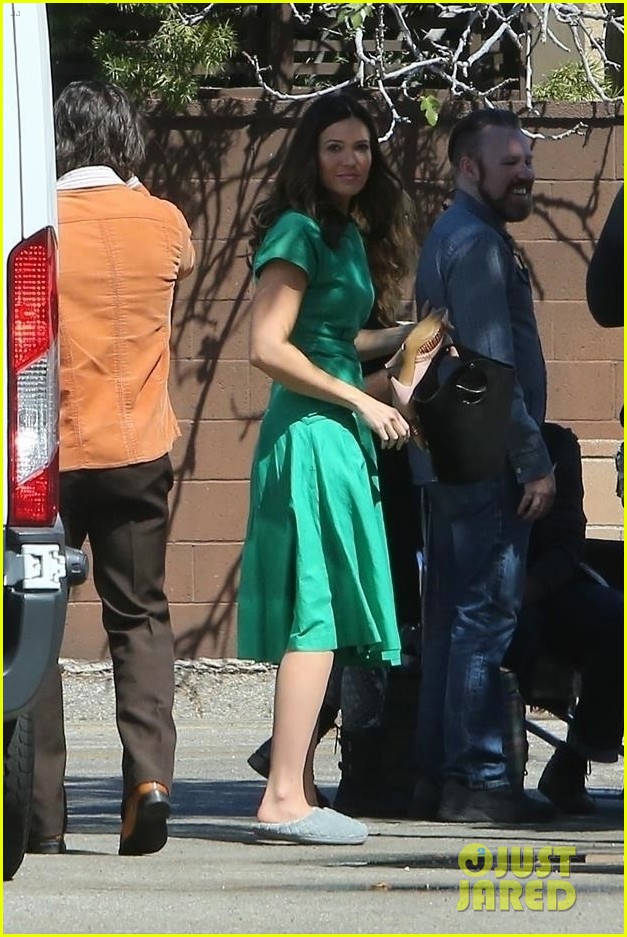 mandy moore and milo ventimigla get into character on this is us set 023962599