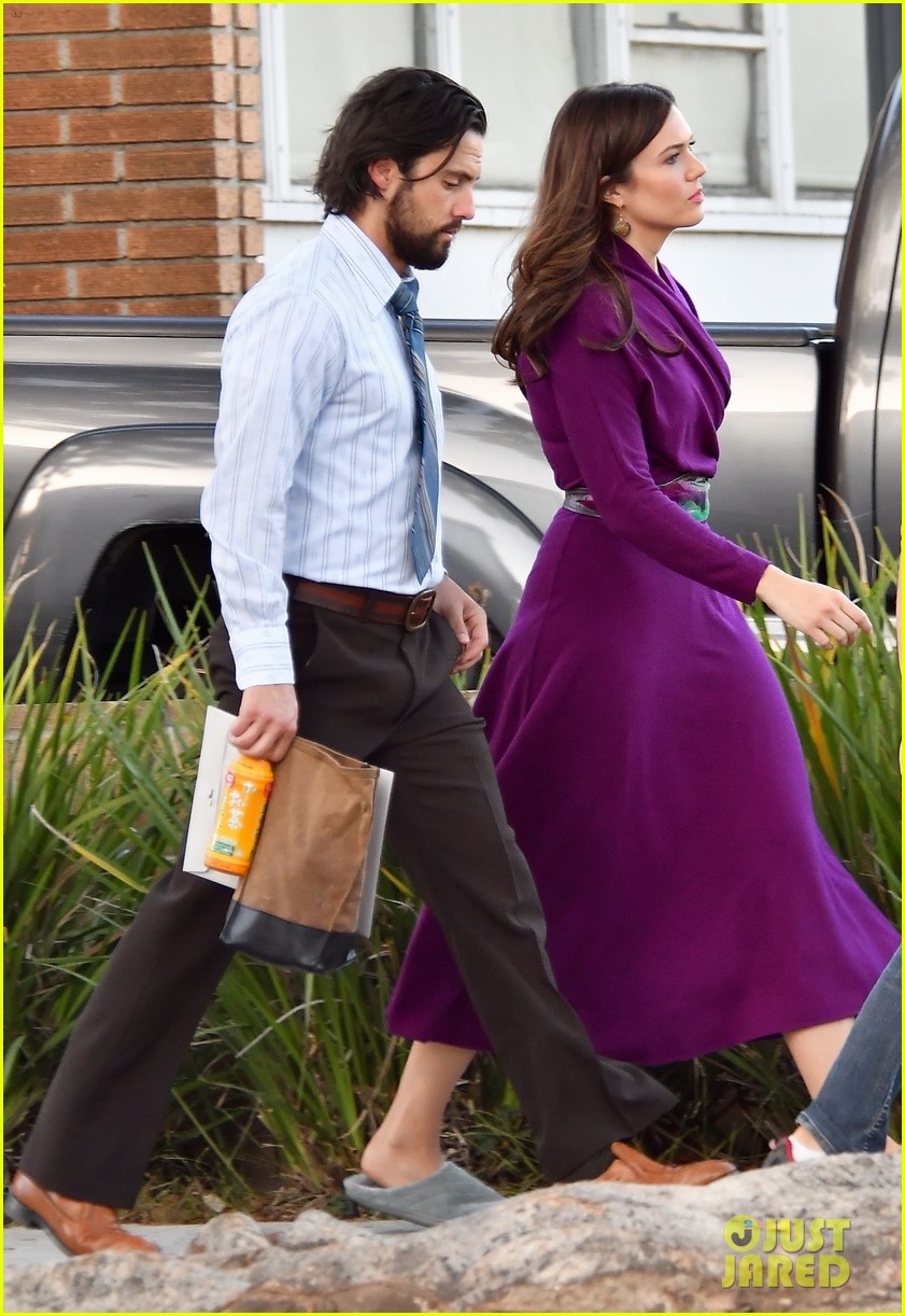 mandy moore and milo ventimigla get into character on this is us set 093962606