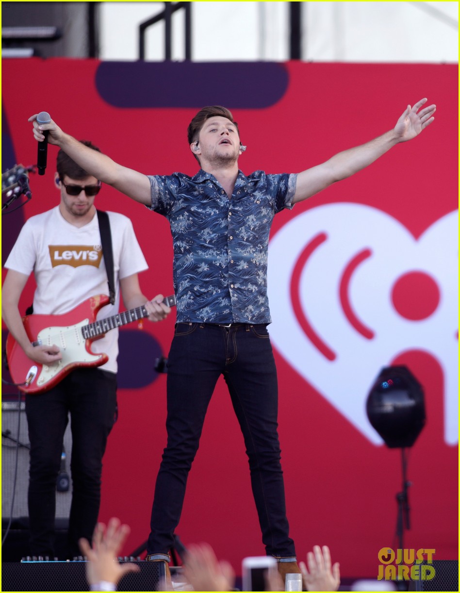 niall horan louis tomlinson take the stage separately at iheartradio music festival 073963450